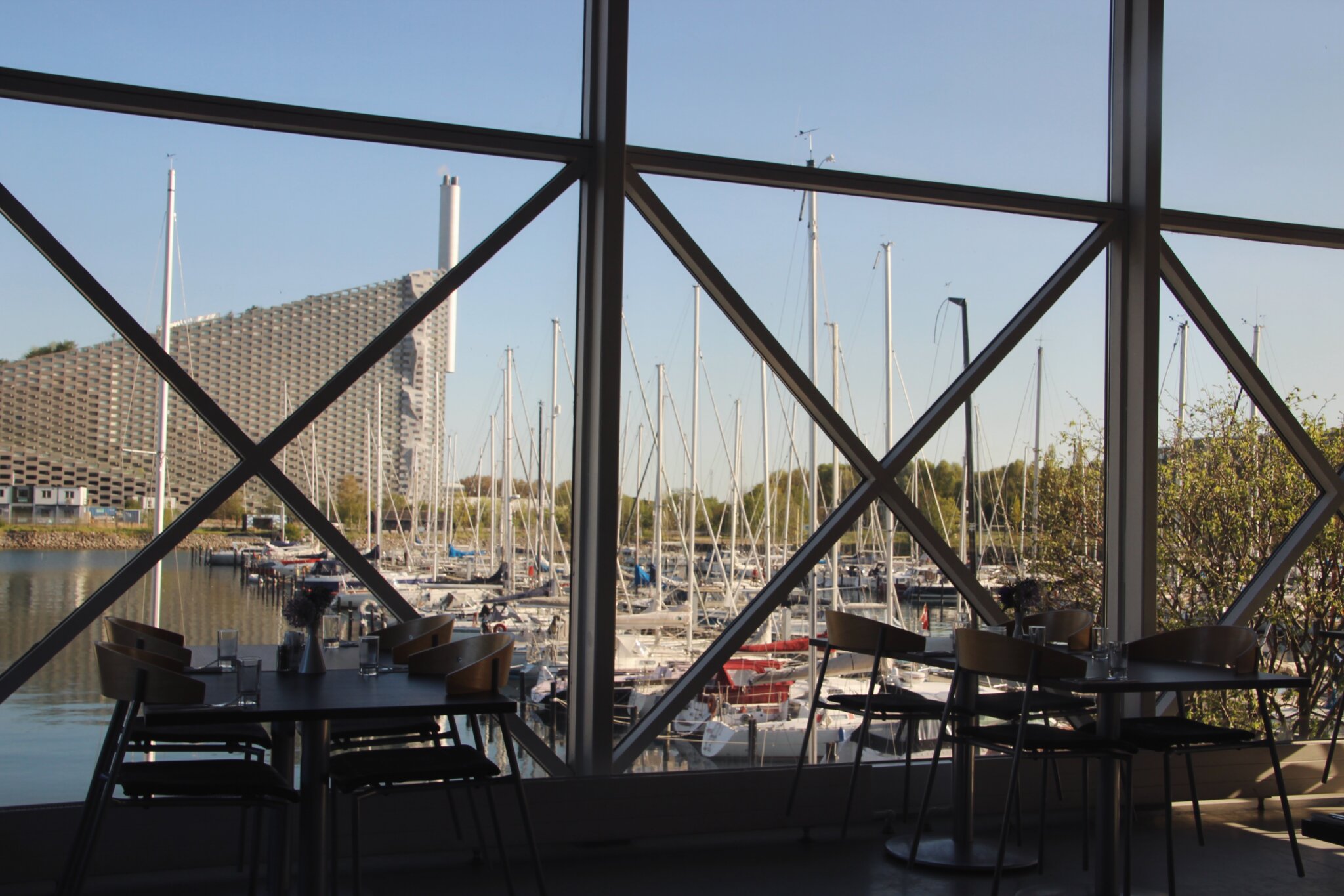 Udsigt fra Restaurant Lynetten over marinaen på Refshaleøen