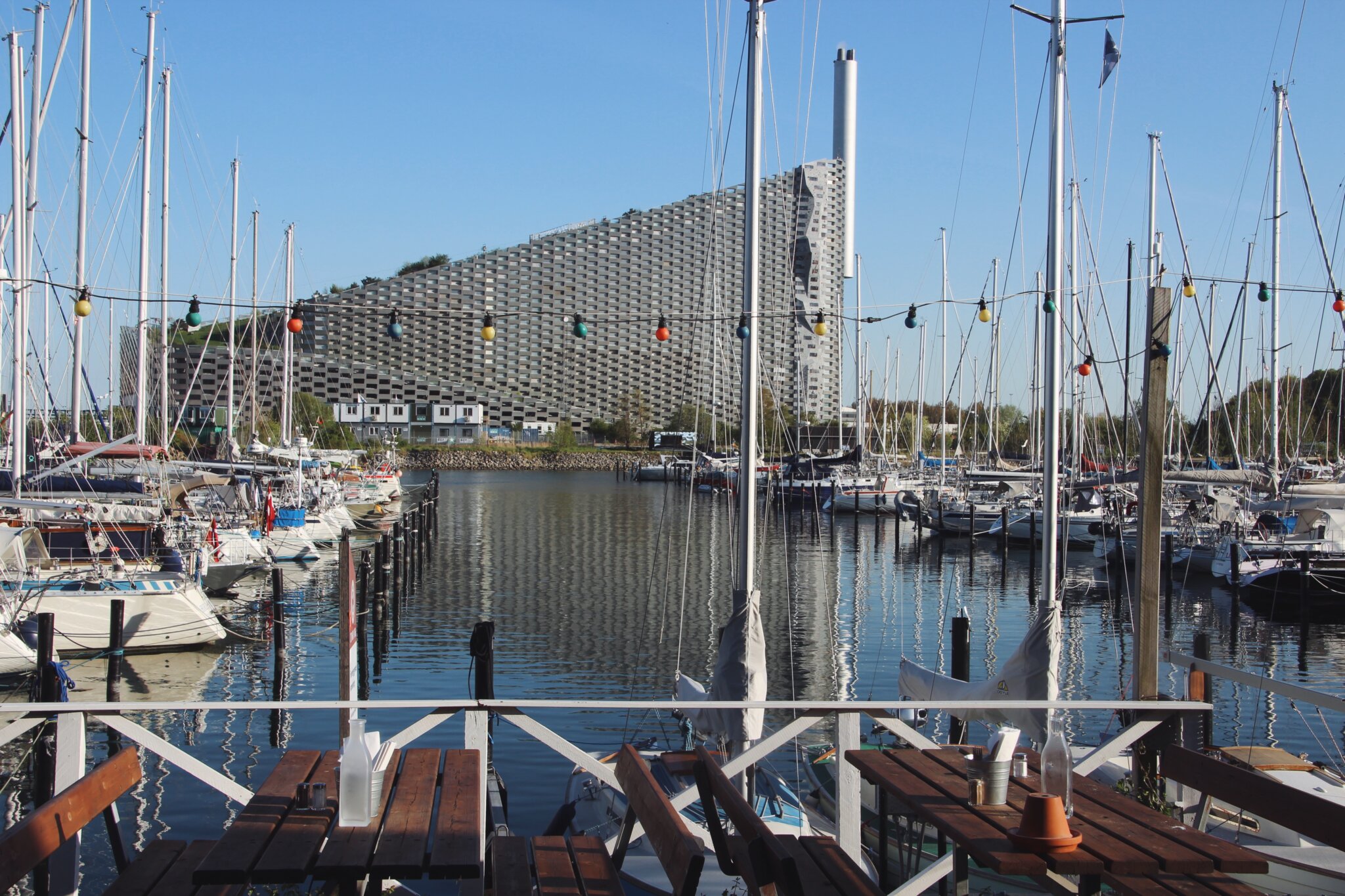 Restaurant Lynetten – moderne bygning med grønt tag ved havnen