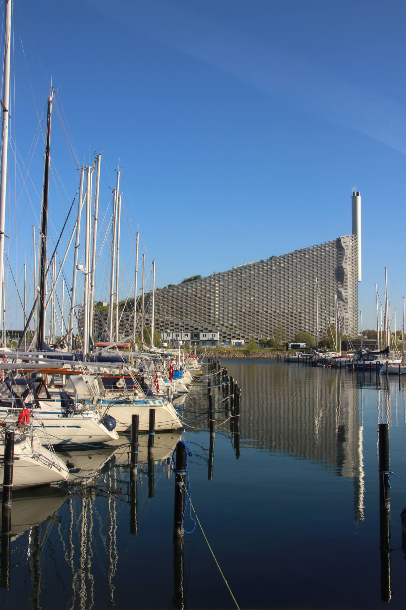 Marina med sejlbåde ved kaj og Copenhill i baggrunden
